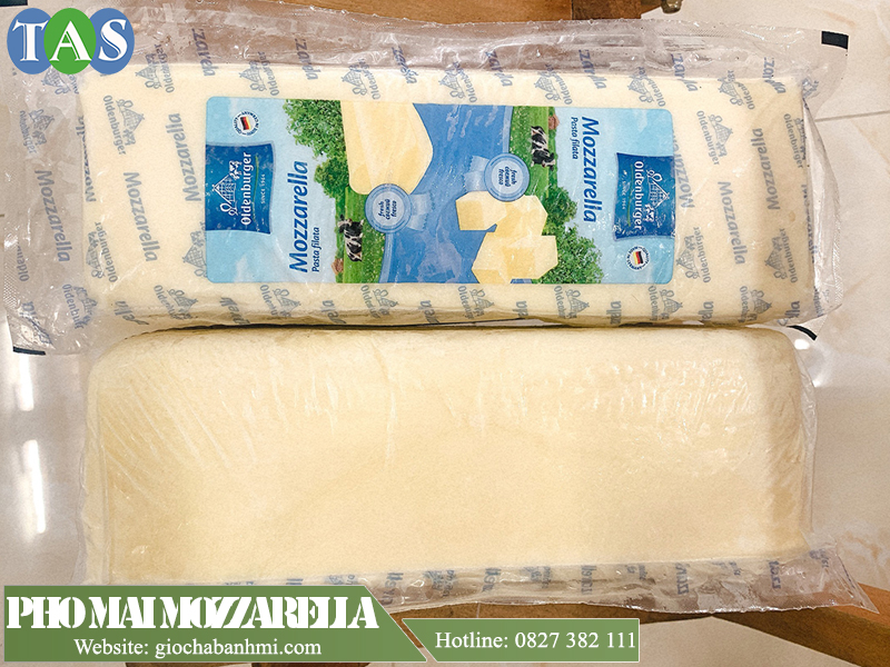 hai loại phô mai khác biệt về màu săc của mozzarella đặt cạnh nhau