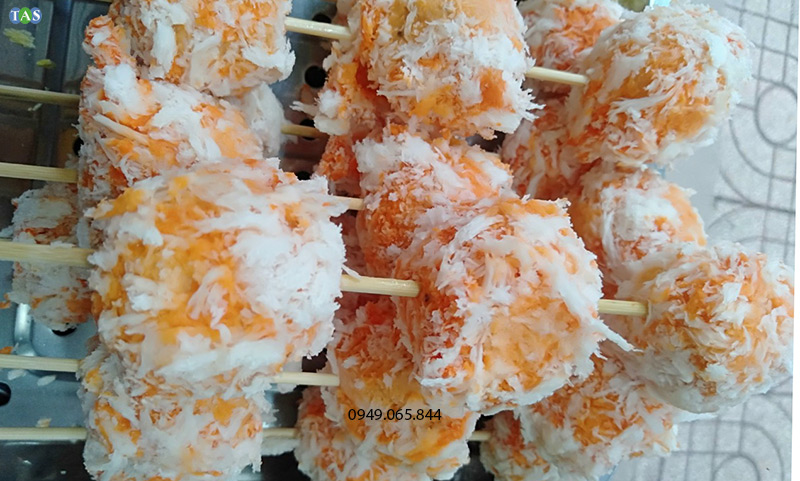 cơm dừa khô được phủ ngoài giúp món ăn trở nên đẹp và hấp dẫn hơn