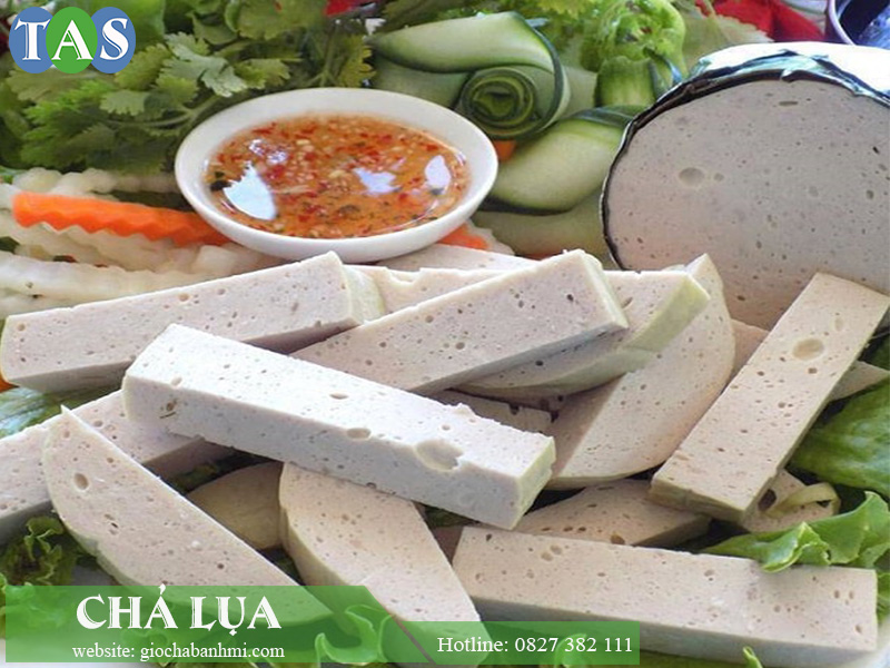 một hình ảnh rất quen thuộc của món chả lụa