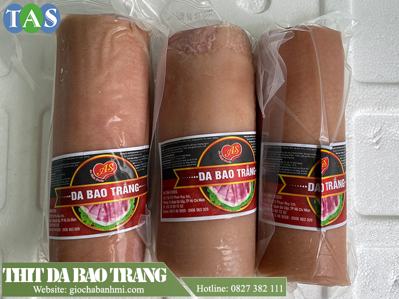 nguyên bản của sản phẩm là thịt jambon dạng khối có lớp da màu trắng bao bọc phía ngoài